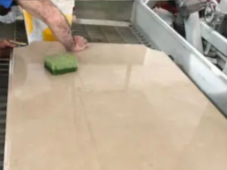 Dettaglio di lavorazione artigianale del marmo